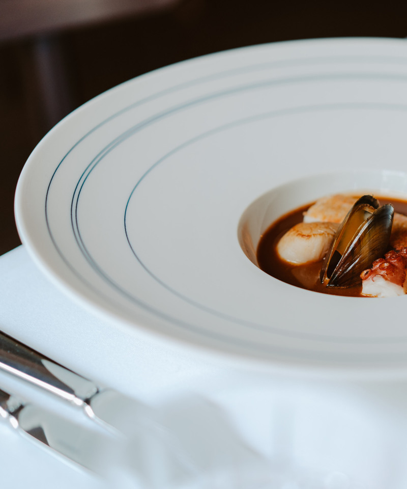 Numerous top chefs rely on the simple yet perfectly shaped porcelain from Hering Berlin for this purpose, and the way they serve