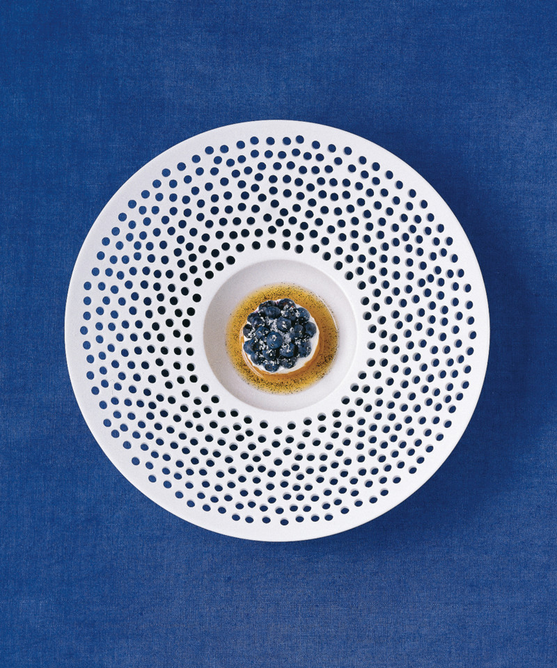 "This porcelain makes every dish, snack and petits fours shine," also enthuses Jan-Philipp Berner from the Sylt Söl'ringhof, who