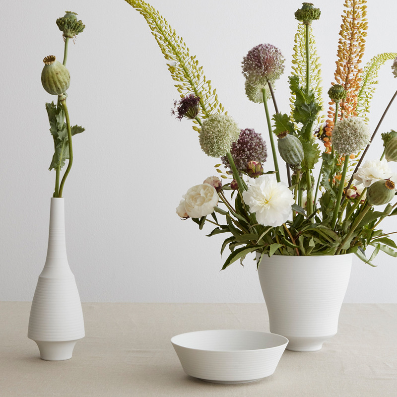 Dem Frühling Raum geben: Mit der Vielfalt an Vasen von Hering Berlin Neben Blüten, die auf Speiseporzellan gebannt wurden, biete