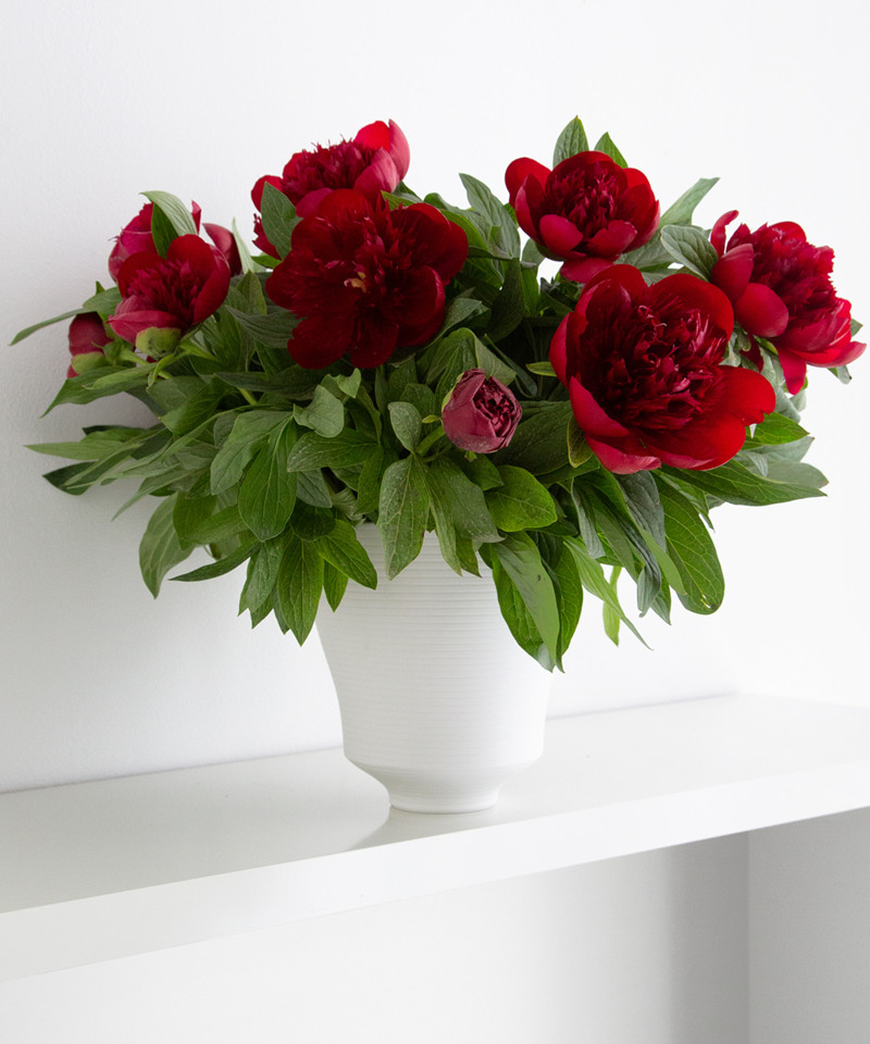 If you want to give flowers as a gift, you will find a whole range of refined vases, often shaped in bold statics. And the best