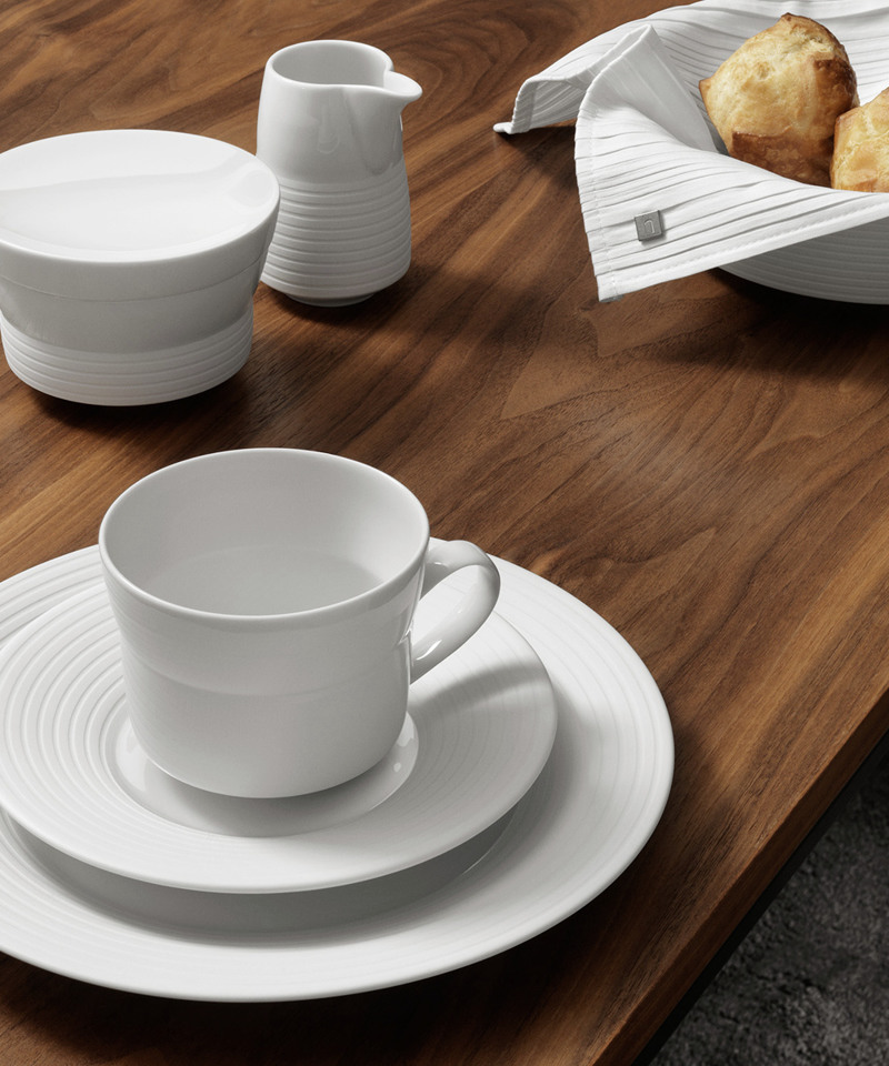 An einem mit Porzellan von Hering Berlin gedeckten Frühstückstisch lässt sich beides verbinden: Die reiche Auswahl an Geschirr-O