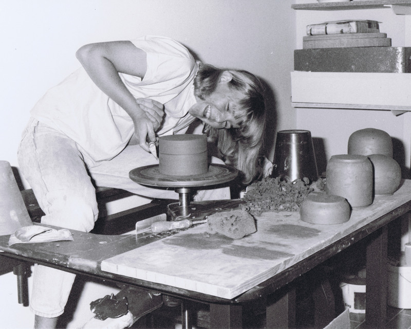 Stefanies Leidenschaft für Keramik begann schon in jungen Jahren.  Aufgewachsen in einer ländlichen Gegend Süddeutschlands, umge