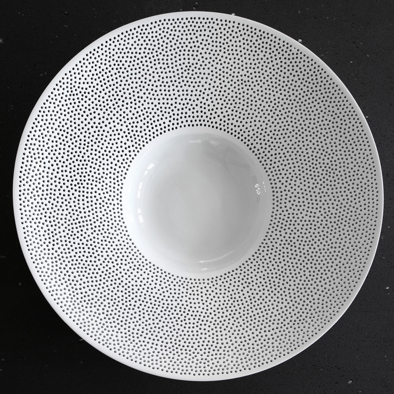 It is precisely this design that characterises some of the extremely wide-rimmed bowls, Form 601, on which one can observe the d