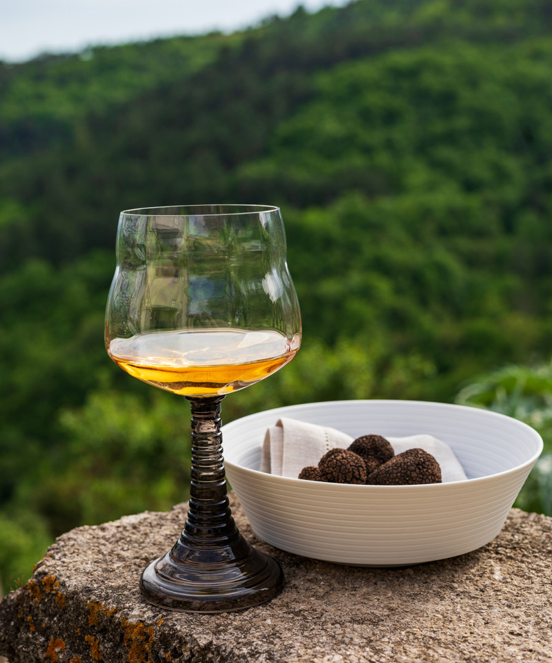 Handmade carafes and small bowls from Hering Berlin also offer perfect serving options for other high-quality Istrian products,