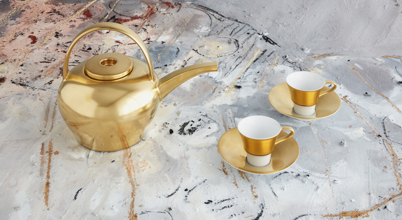 Coffee mugs or tea bowls complete with Stefanie Hering’s iconically elegant pot remind us on long working days, with every touch